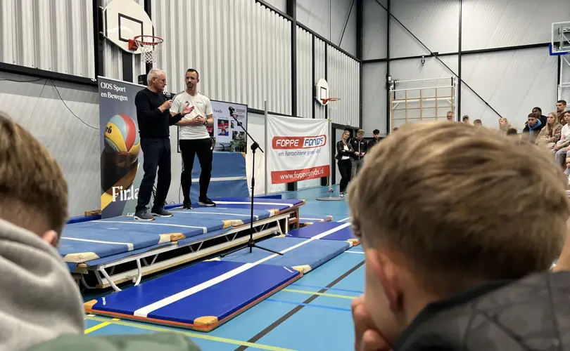 Groep CIOS-studenten onderweg naar Heerenveen tijdens sponsortocht voor het Foppe Fonds, ondersteund door Speedbooks Software.