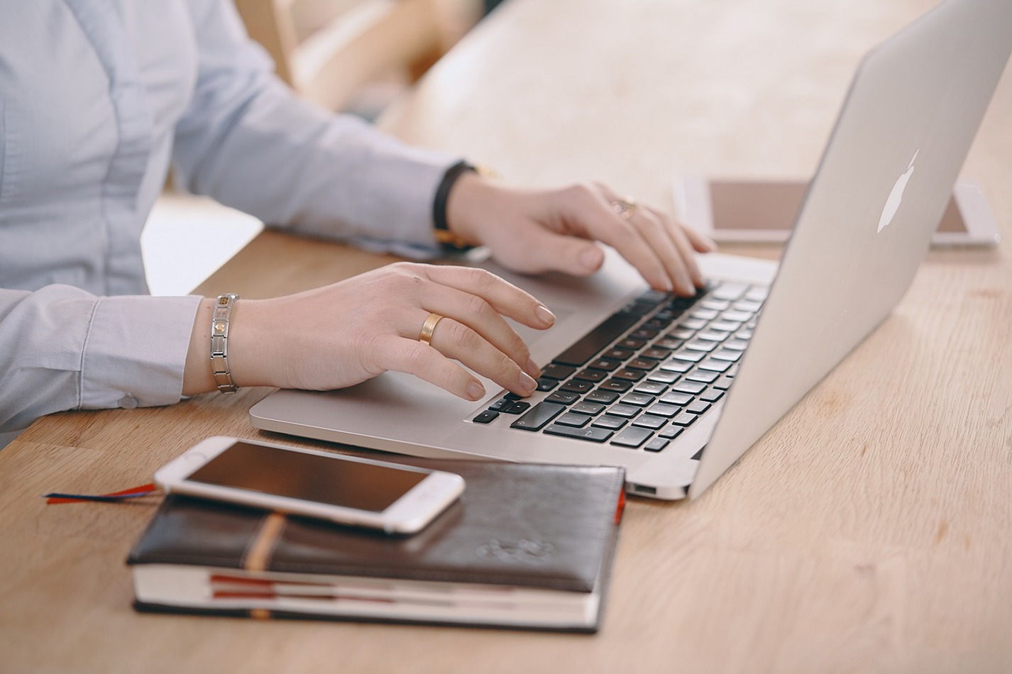 Vrouw Typt Op Laptop