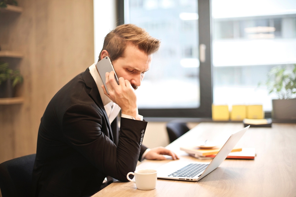 Man aan het bellen